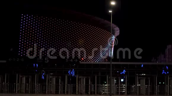 多用途体育场有许多美丽的灯光在夜空背景库存录像现代中央足球场视频的预览图