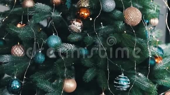 圣诞树下有木制马玩具视频的预览图