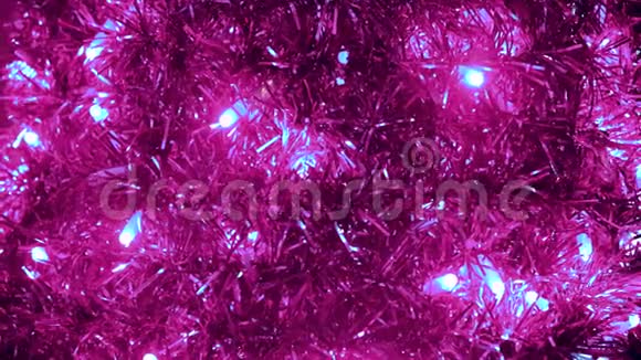 喜庆明亮的圣诞背景花环和闪烁的灯泡概念在家里关上新年的粉色小卷视频的预览图