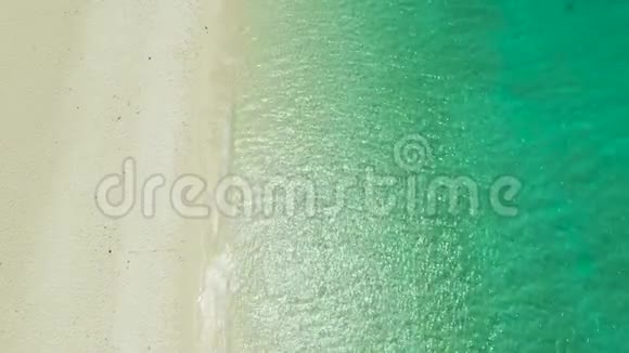 热带海滩海浪背景白沙和晶莹湛蓝的大海暑假的海上假期热带海滩海水视频的预览图