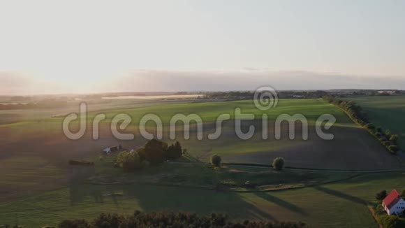 德国梅克沃普莫姆的绿色田野和日落空中飞行视频的预览图