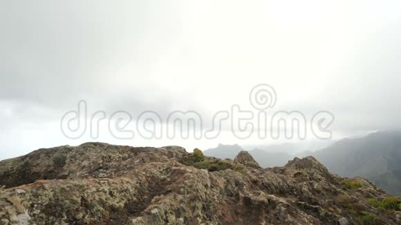 活跃的徒步旅行者女孩享受风景阿纳加山加那利群岛特内里费在山顶上的徒步旅行者女人视频的预览图