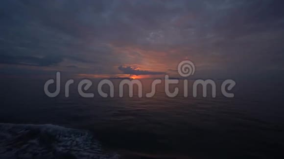 美丽的日落在波涛汹涌的海面上从移动的游船上俯瞰视频的预览图