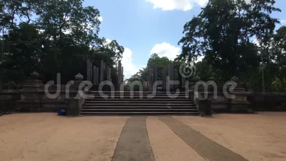 斯里兰卡Anuradhapura寺庙楼梯前的游乐场视频的预览图