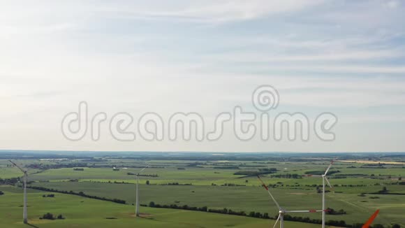 德国梅克市的风车和绿色田野上空盘旋视频的预览图