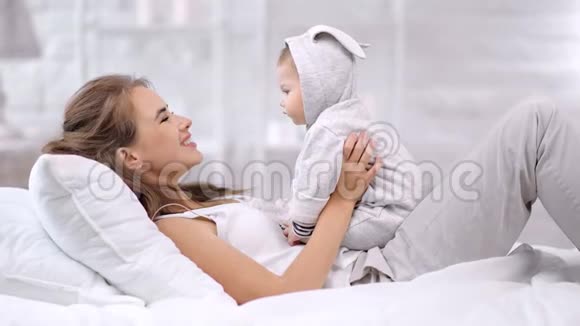 有着最好的母性感觉的年轻女人喜欢早上抱着小宝宝视频的预览图