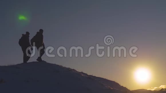 旅行者从雪山上下来在阳光明媚的冬天寻找冒险旅游者的概念视频的预览图