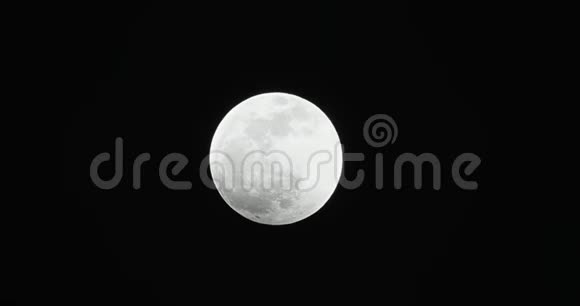 晶莹剔透的尖亮的月亮视频的预览图
