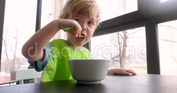 快乐的孩子坐在盘子里视频的预览图
