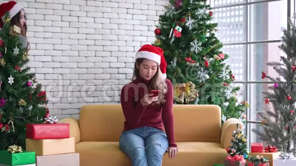 亚洲妇女圣诞礼物送给她的朋友视频的预览图