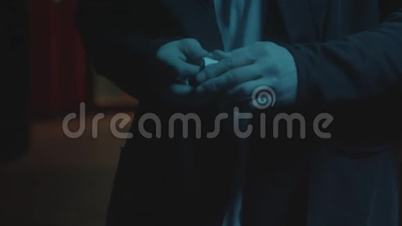 男人包扎手指的特写库存录像男人手用石膏双手密封穿外套的绷带视频的预览图