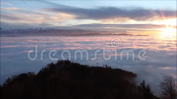 瑞士山全景呈现出雾海视频的预览图