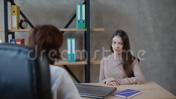 两个女商人在说话视频的预览图