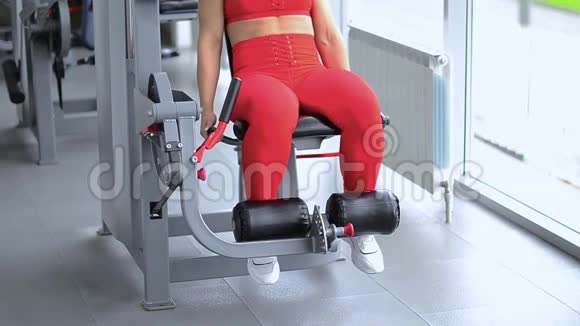 年轻的运动女性在健身房里专注于他的腿部伸展视频的预览图