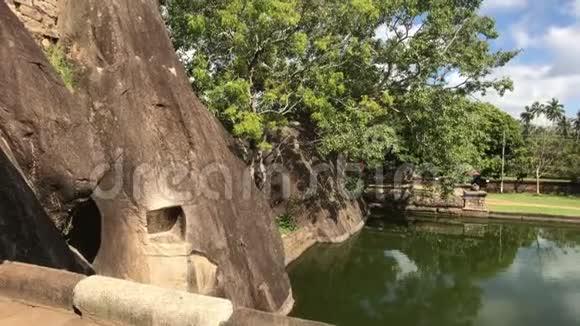 斯里兰卡Anuradhapura寺庙从阳台到湖泊的景色视频的预览图