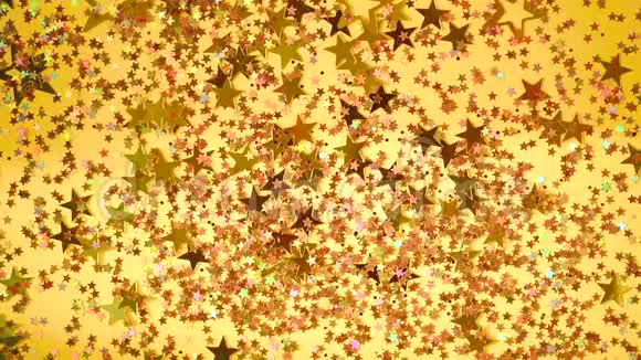 金色的星星在黄色的背景上闪闪发光圣诞节和新年的概念带有复印空间的节日背景视频的预览图