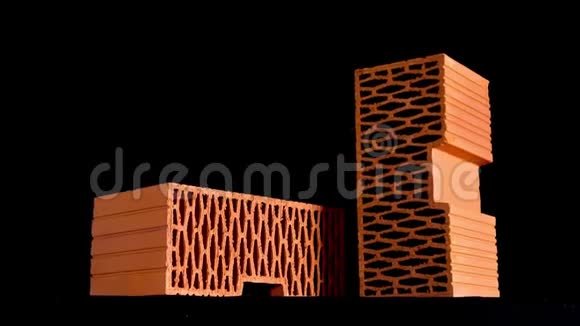 小堆红色陶瓷块移动缓慢隔离在黑色背景上材料用于建筑施工股票视频的预览图