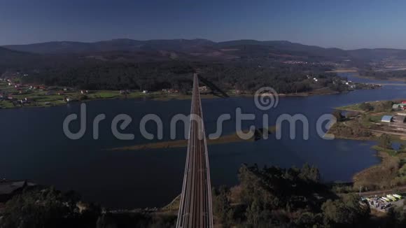 跨河大桥从无人驾驶飞机拍摄日落光线鸟瞰视频的预览图