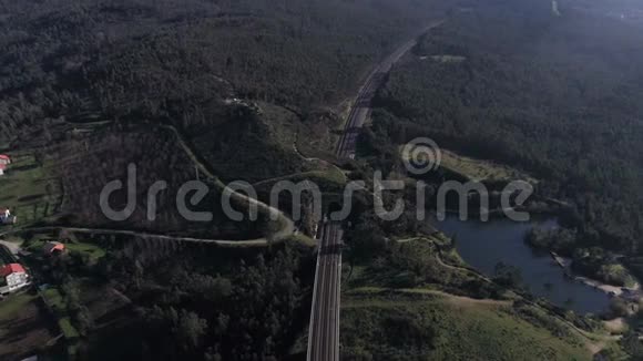 从无人驾驶飞机空中俯瞰穿过山区隧道的铁路桥视频的预览图