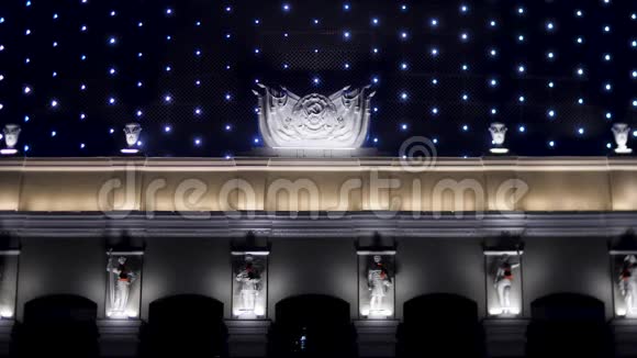 美丽立面的历史建筑在夜晚用闪亮的小灯泡装饰建筑理念股票视频的预览图