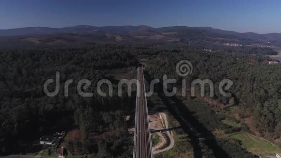 从空中俯瞰穿过隧道的铁路桥视频的预览图