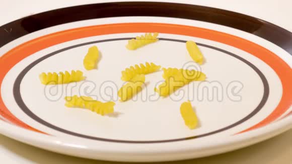 烹饪膏涂在盘子上视频的预览图