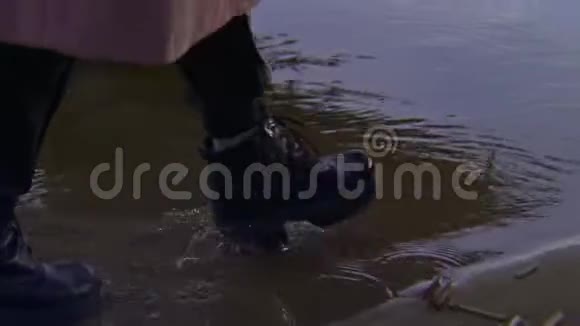 女人穿着鞋子在水上行走的特写镜头库存录像穿着黑色时髦皮鞋的女人在水中行走视频的预览图