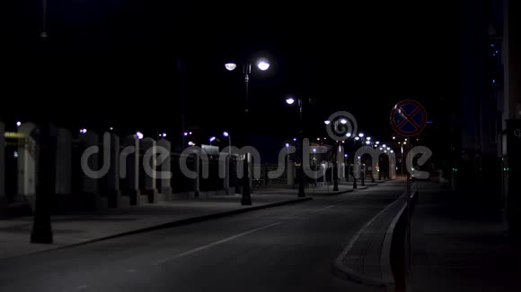 美丽而平静的大城市夏夜气氛黑暗的街道上有许多闪亮的灯笼库存数据视频的预览图