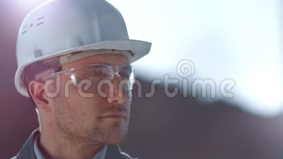 戴眼镜戴头盔看镜头的男性工业工人的特写肖像视频的预览图