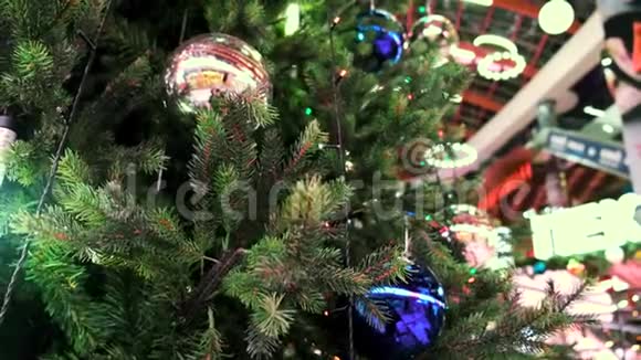 在购物中心或购物中心关闭人工圣诞树概念圣诞节和新年装饰视频的预览图