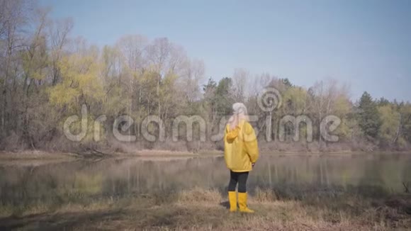 年轻的金发女人站着看着河和森林的惊人景色胡须英俊的男人来拥抱女孩休息视频的预览图