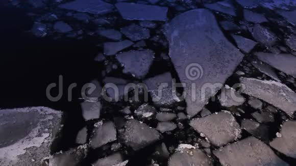 晚上水面上的小碎冰概念近距离观看视频的预览图