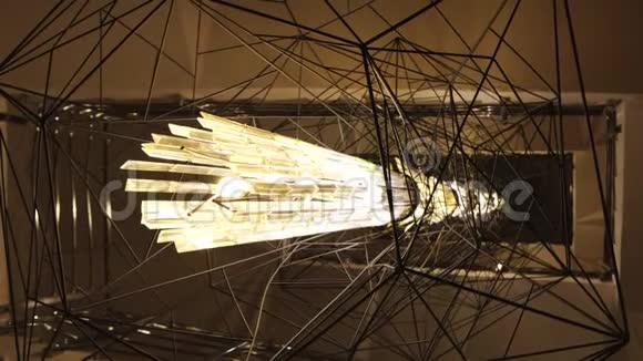 特写美丽非凡的灯被金属几何线条包围概念博物馆展览视频的预览图