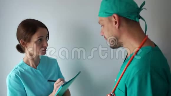 护士和一位住院医生讨论一位病人治疗方案诊所医务人员工作视频的预览图