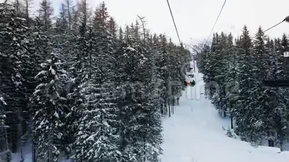 从滑雪场的升降椅上可以看到山景两边都是树视频的预览图