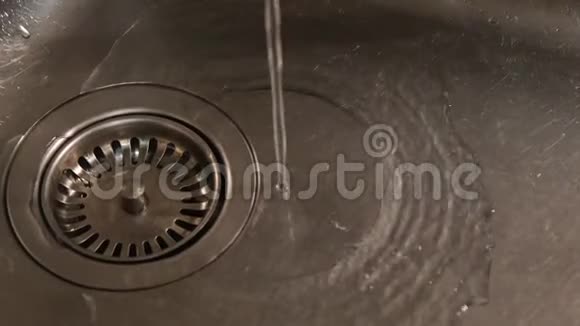 从水龙头到厨房水槽的水流视图概念特写视频的预览图