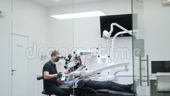 牙医在诊所使用技术设备视频的预览图