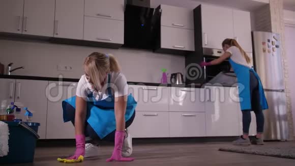 在公寓工作期间熟练的清洁女士视频的预览图