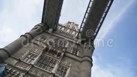 从塔桥底部看泰晤士河上的塔桥位于英国伦敦市中心行动美丽美丽视频的预览图