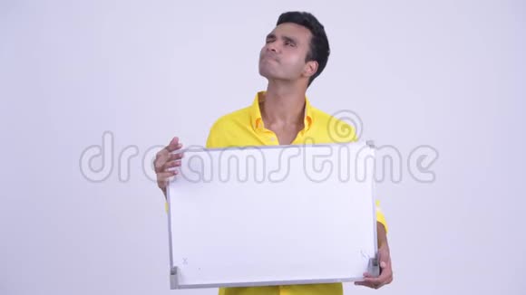 快乐年轻的印度商人拿着白板思考视频的预览图