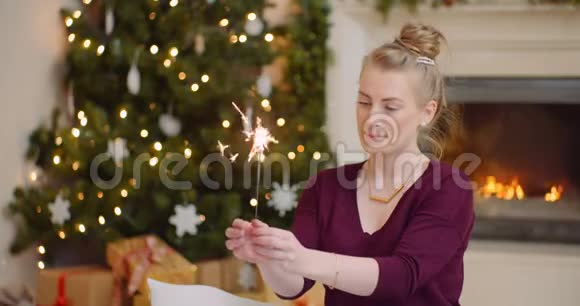 圣诞期间点燃家庭火花的女人视频的预览图