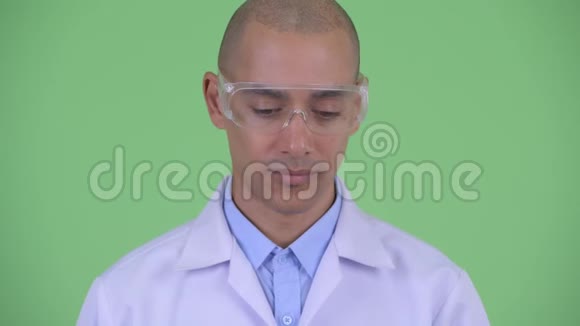 面对压力秃顶的多民族医生戴着防护眼镜思考视频的预览图