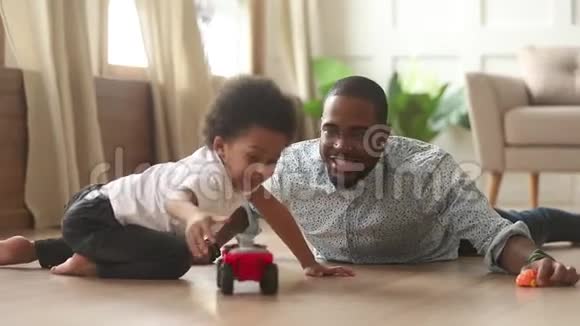 非洲父子在室内玩玩具车视频的预览图