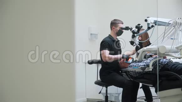 牙医对技术设备进行操作视频的预览图
