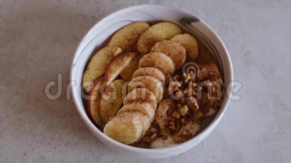 用香蕉蓝莓核桃葡萄干和葵花籽烤粥视频的预览图