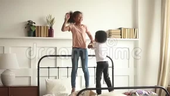 非洲儿童手牵着手玩在床上跳跃视频的预览图