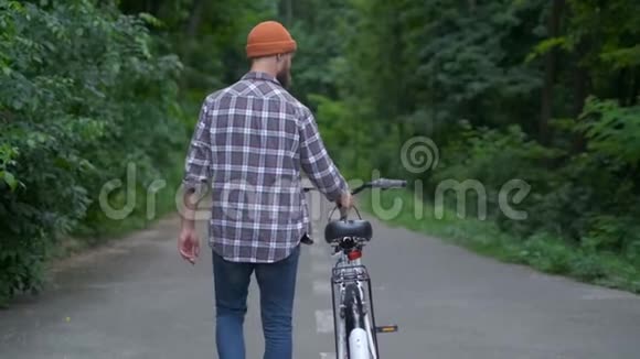 有自行车公园的快乐嬉皮士后景慢动作视频的预览图