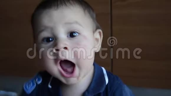 可爱的7个月大的男孩做滑稽的表情视频的预览图