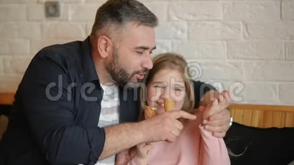 英俊的父亲和他的女儿玩得很开心幸福的家庭花父亲一天在一起视频的预览图