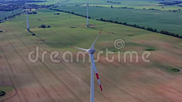 德国梅克市的风车和绿色田野上空盘旋视频的预览图